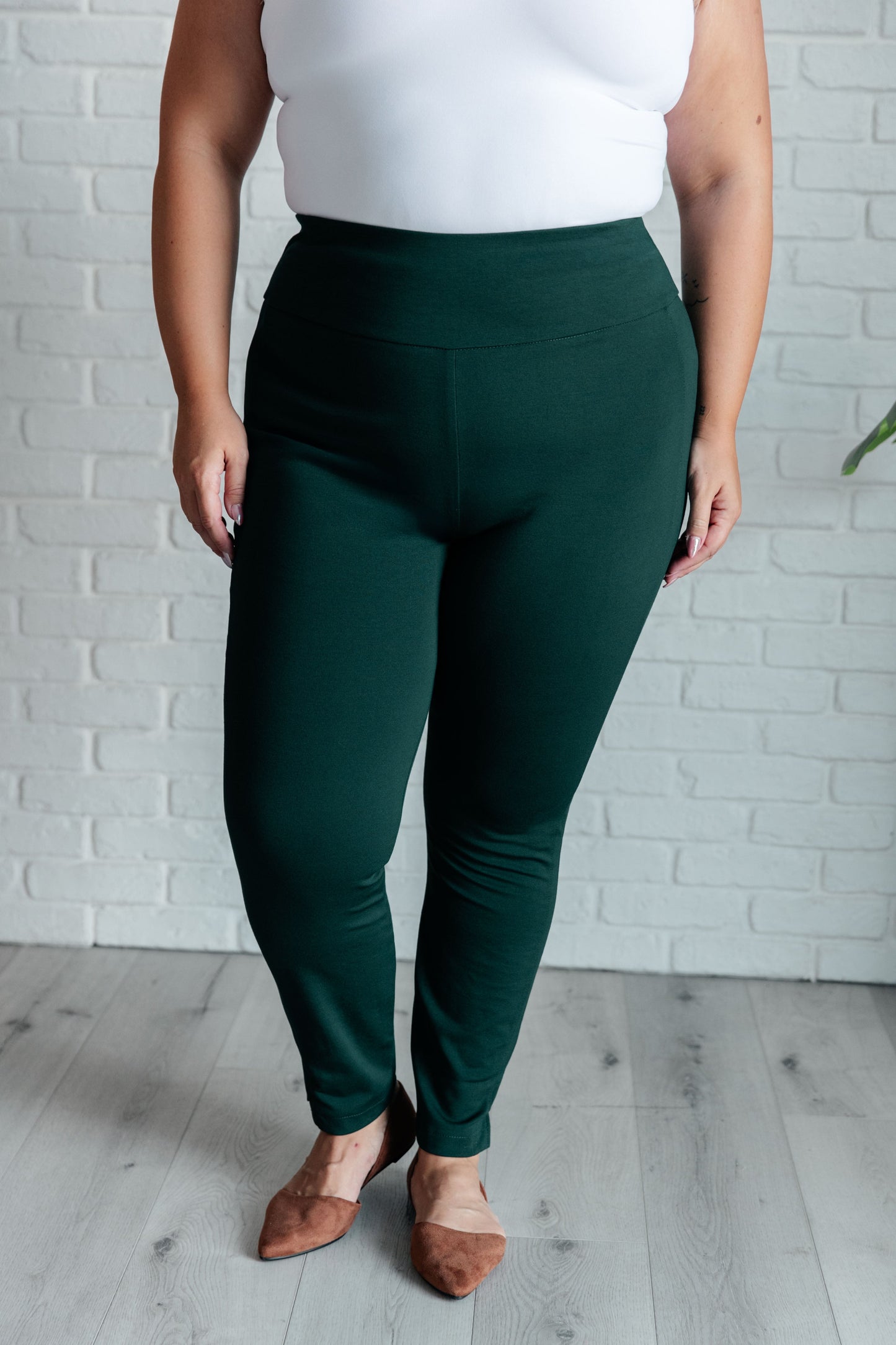 Dear Scarlett- Magic Skinny 28" Pants in Hunter Green